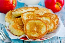 Apfel-Pancakes auf einem Teller.