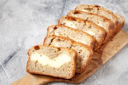 Ein Bananen-Cheesecake-Brot in Scheiben.