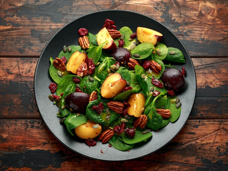 SchÃ¼ssel mit Salat mit karamellisierten Pflaumen und PekannÃ¼ssen