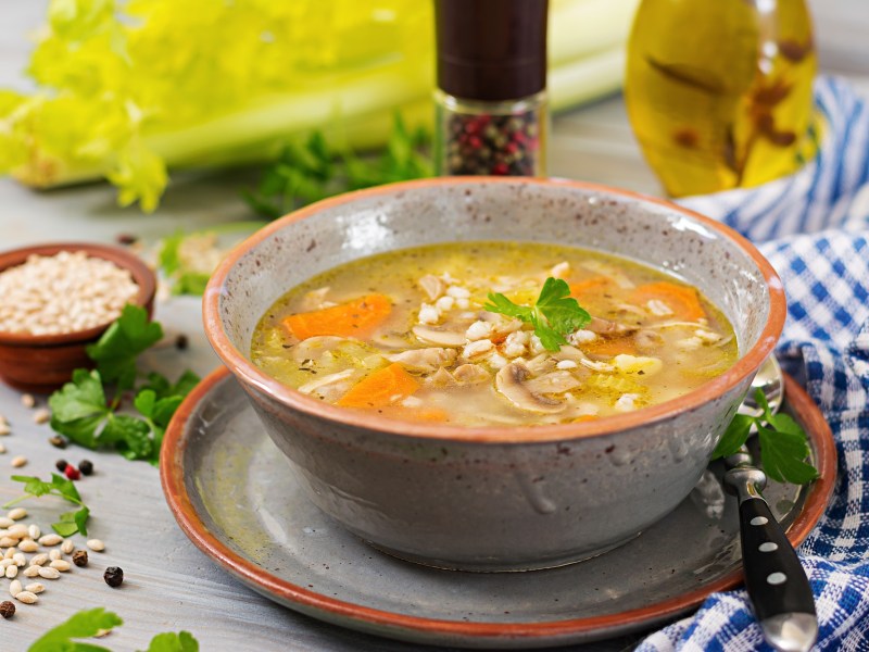 Eine Schüssel Graupensuppe mit Pilzen.