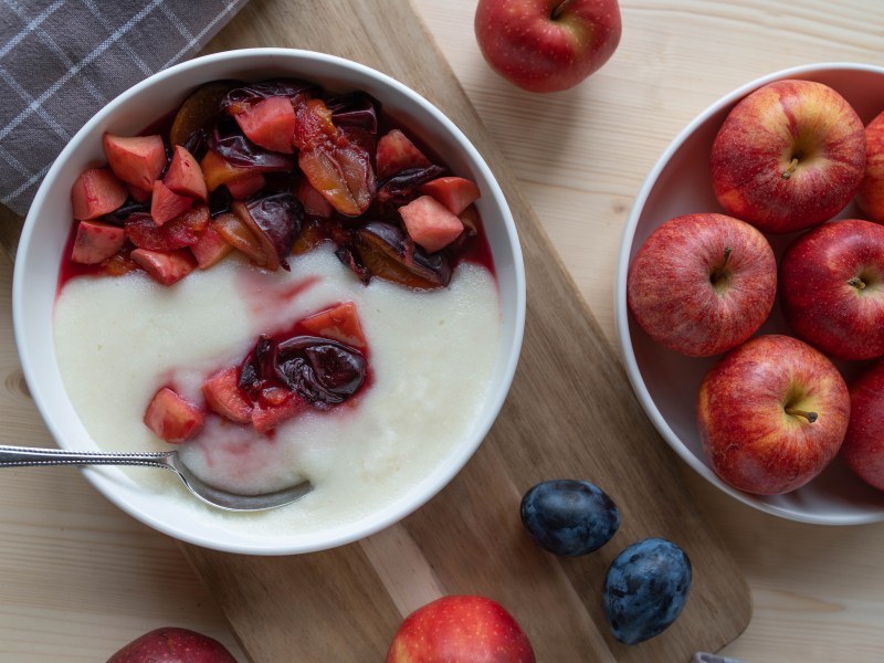 Eine Schüssel Grießbrei mit Pflaumen-Apfel-Kompott.