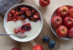 Eine Schüssel Grießbrei mit Pflaumen-Apfel-Kompott.