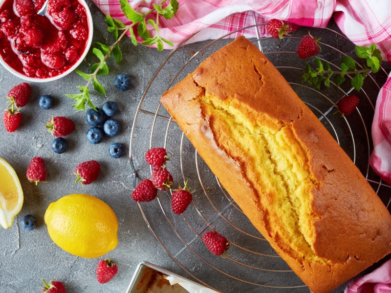 Ein Himbeer-Zitronen-Kuchen auf einem Kuchengitter.