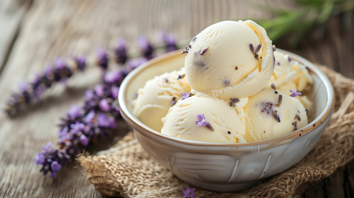 Schale mit Lavendeleis