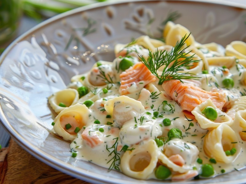 Ein Teller Orecchiette mit Lachs und Erbsen