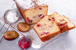 Ein Pflaumen-Ricotta-Kuchen, in Scheiben geschnitten.