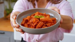 Rigatoni Bolognese auf einem Teller.