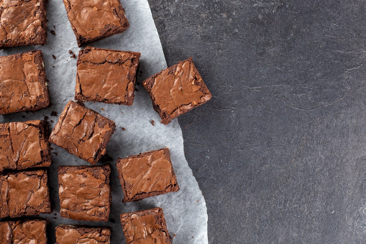 Süßkartoffel-Brownies auf einem Backpapier.