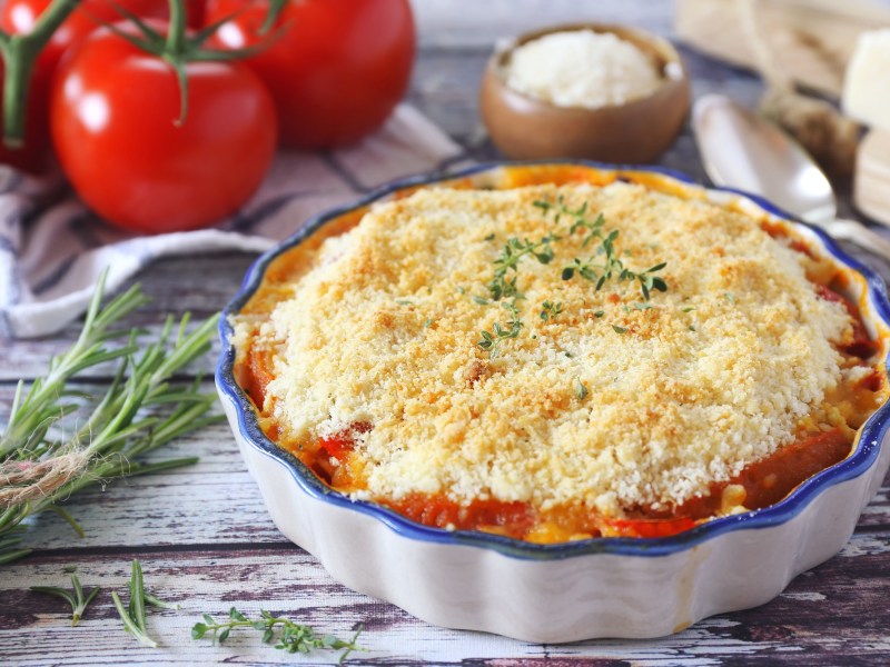 Auflaufform mit Tomaten-Crumble mit Parmesanstreusel