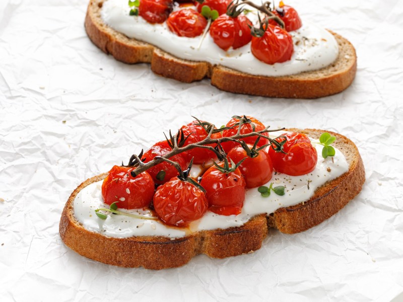 Zwei Ricotta-Brote mit geschmorten Tomaten