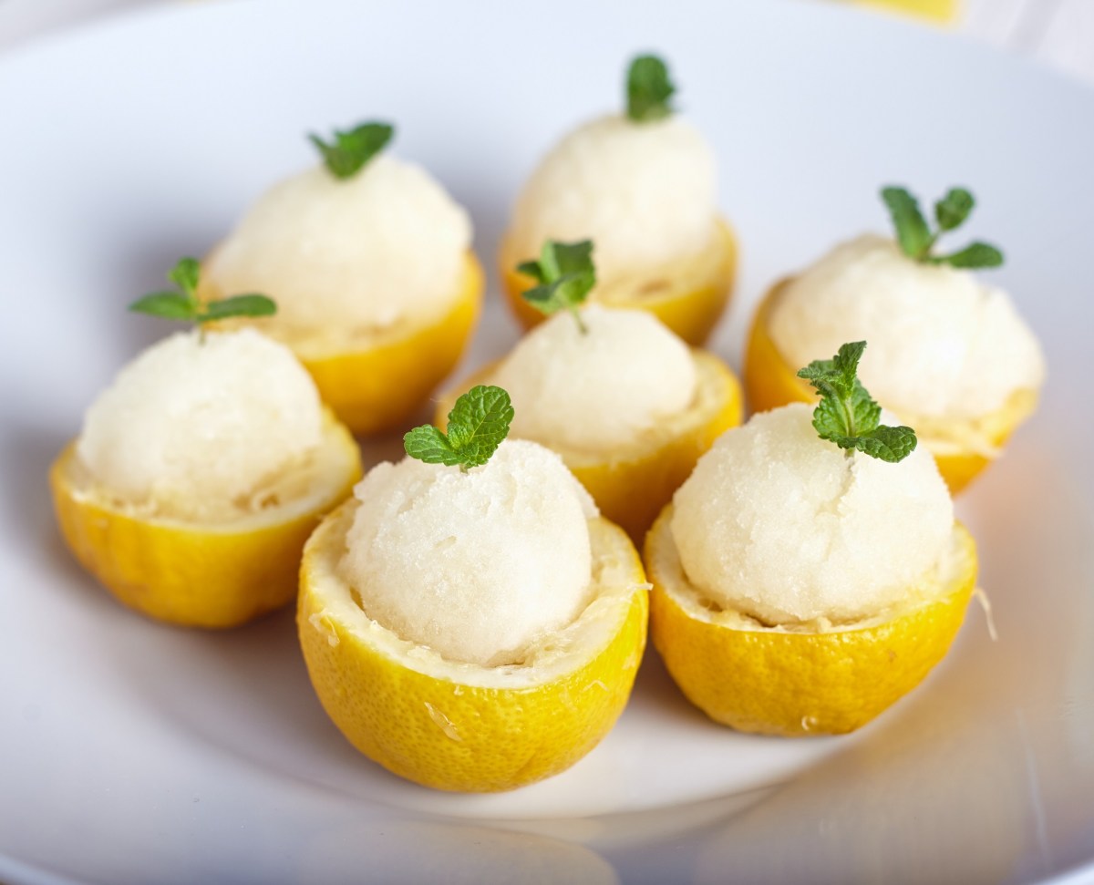 Teller mit mehreren Zitronen-Minz-Sorbets