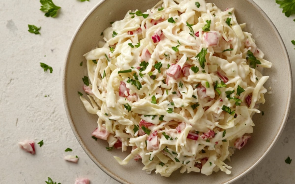 Eine Schale mit bayerischem Krautsalat mit Speck.