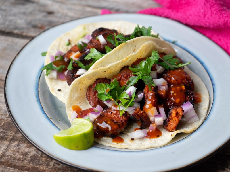 Zwei Chorizo-Tacos auf einem Teller.