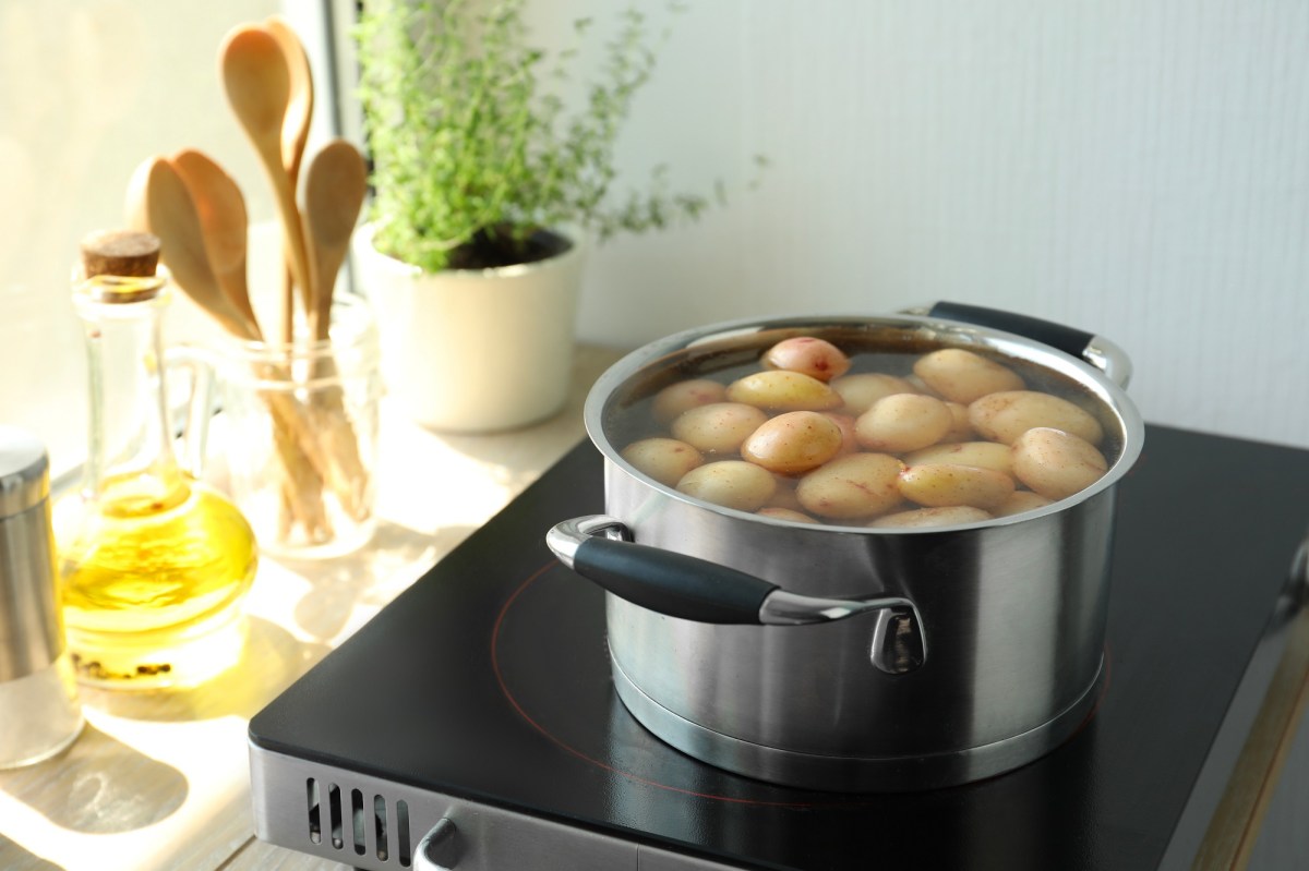 Kartoffeln mit kaltem Wasser ansetzen: Ein Topf Kartoffeln auf einer Induktionsplatte.