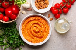 Salsa Romesco in einer Schüssel.