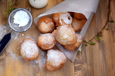 Berliner aus der Heißluftfritteuse in einem Beutel aus Backpapier.