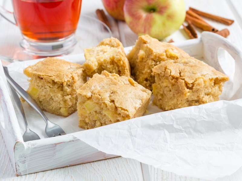 Kuchenform mit Apfel-Zimt-Blondies