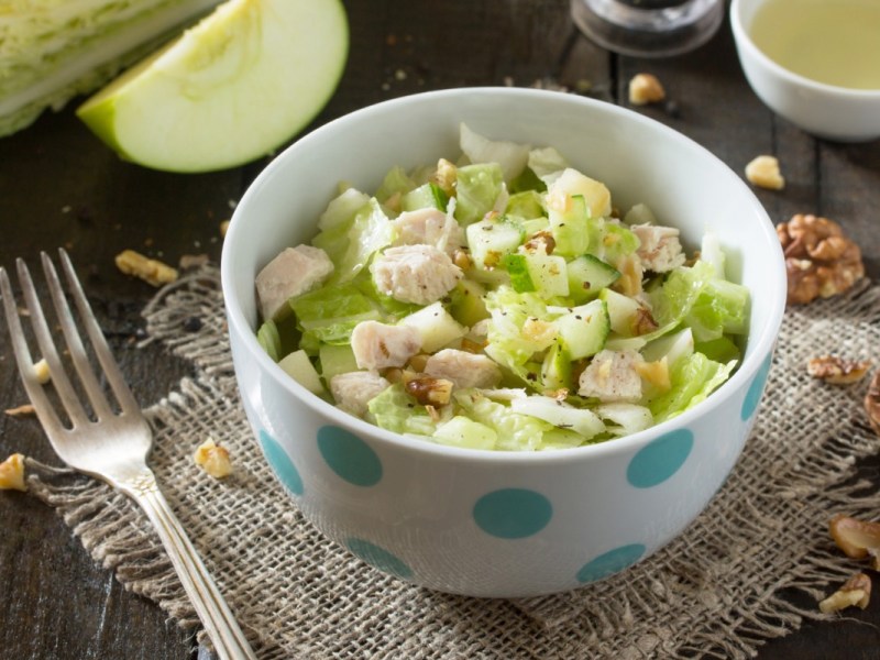 Eine Schüssel Apfelsalat mit Hühnchen.