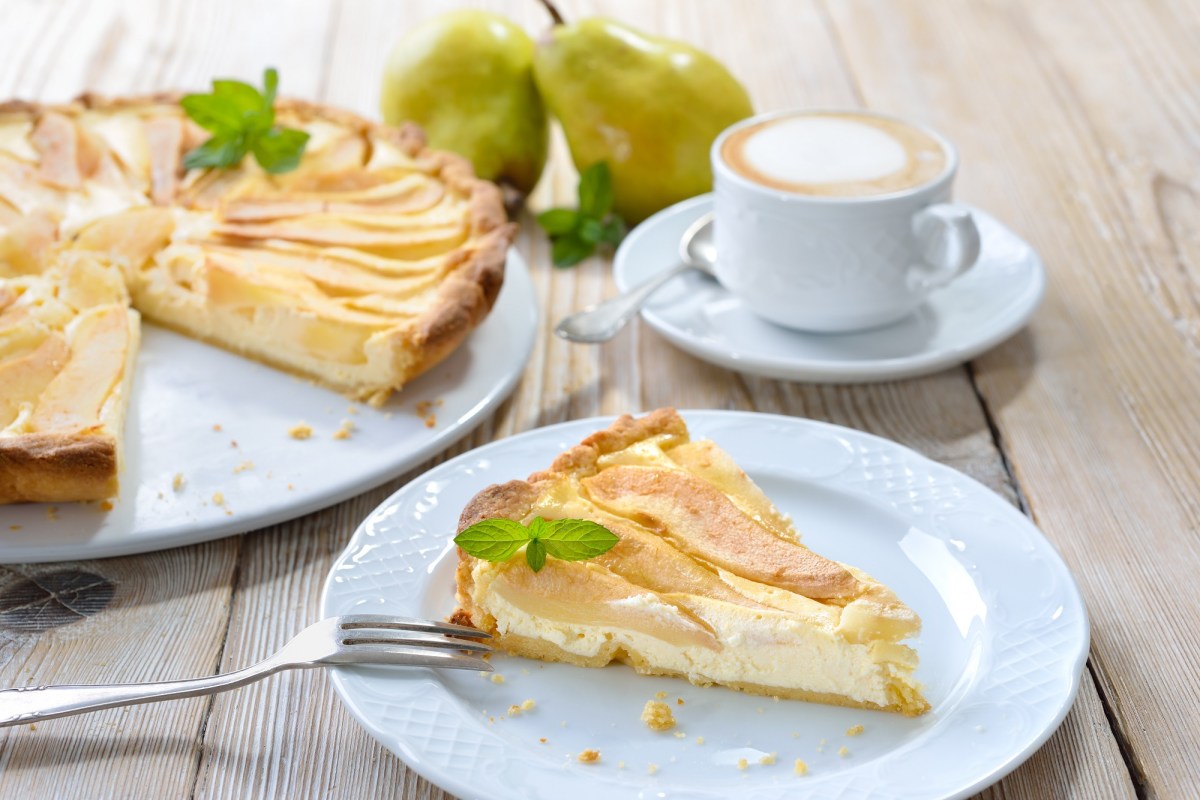 Ein Teller mit einem Stück Birnen-Quark-Kuchen.