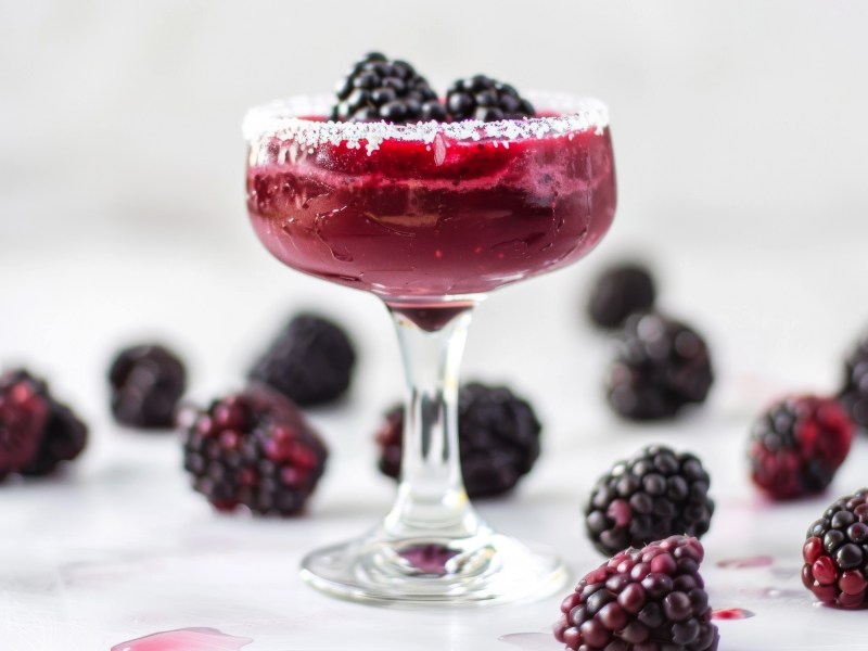 Glas Margarita mit Brombeeren