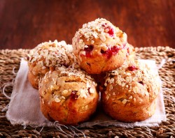 Mehrere Cranberry-Hafer-Muffins auf einem Tisch