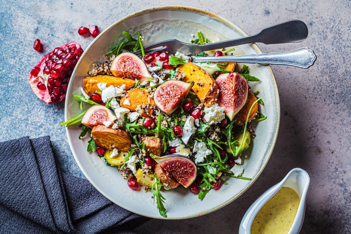 Schale mit Feigensalat mit Feta und Süßkartoffel, Granatapfelkernen und Rucola