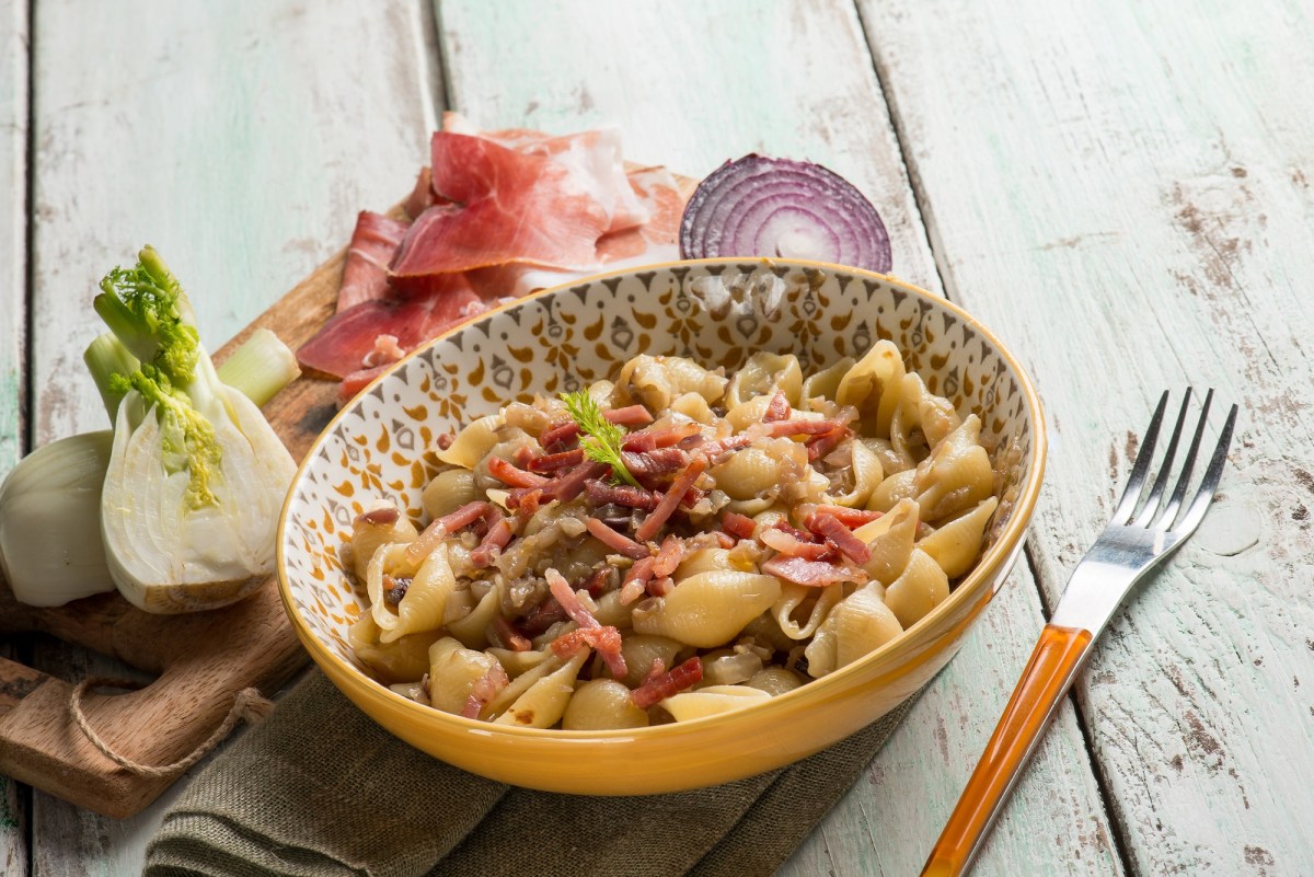 Teller mit Fenchel-Nudeln mit Speck