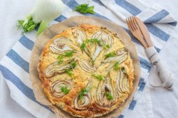 Fenchel-Quiche auf einem gestreiften Geschirrtuch.