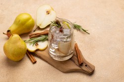 Glas mit Gin-Tonic mit Birne