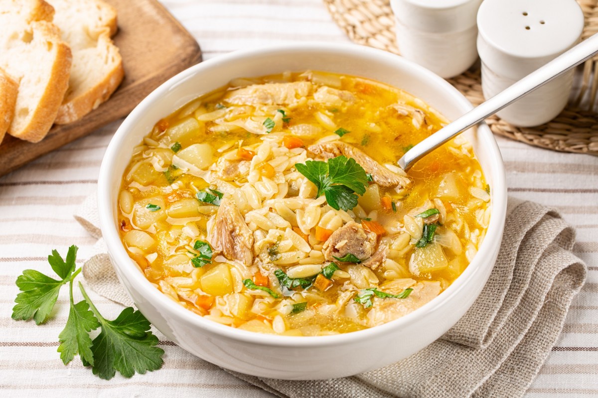 Hühnersuppe mit Orzo in einer Schüssel.