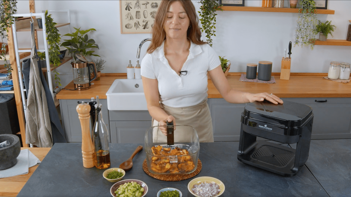 Zutaten für Kartoffelsalat aus dem Airfryer auf Tisch angerichtet