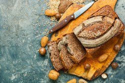 Müsli-Bananenbrot auf einem Holzbrettchen.