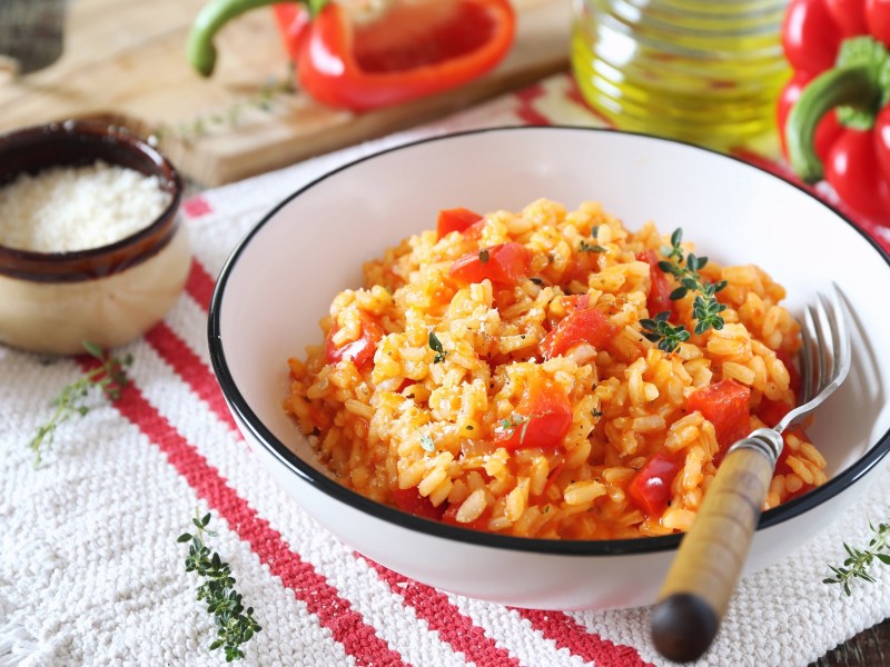 Teller mit Paprika-Risotto