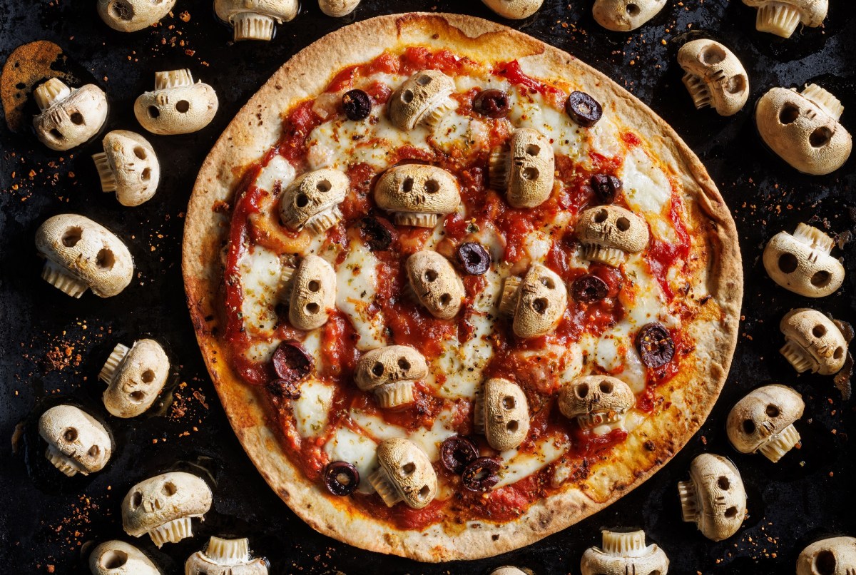 Eine Pizza mit Totenkopf-Champignons.