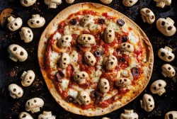 Eine Pizza mit Totenkopf-Champignons.