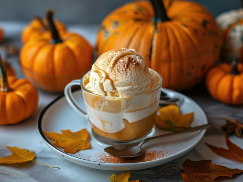 Eine Tasse Pumpkin Spice Affogato, Kürbisse daneben