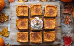 Neun Stücke Pumpkin Spice Latte Kuchen in der Draufsicht.