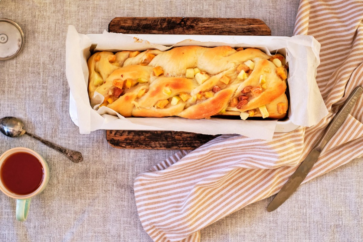 Quitten-Mandel-Brot in einer Kastenform.