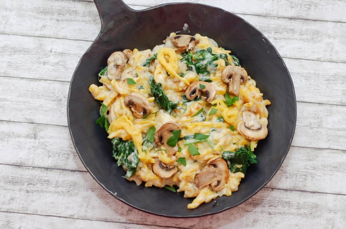 Spätzle-Pfanne mit Spinat und Champignons