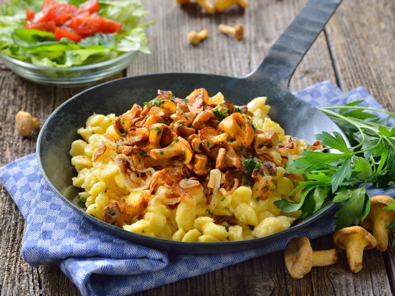 Spätzle-Pfifferling-Pfanne auf einem Tisch