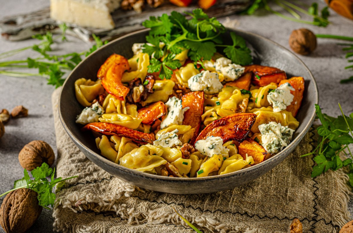 Ein Teller Tortellini mit Kürbis und Blauschimmelkäse.