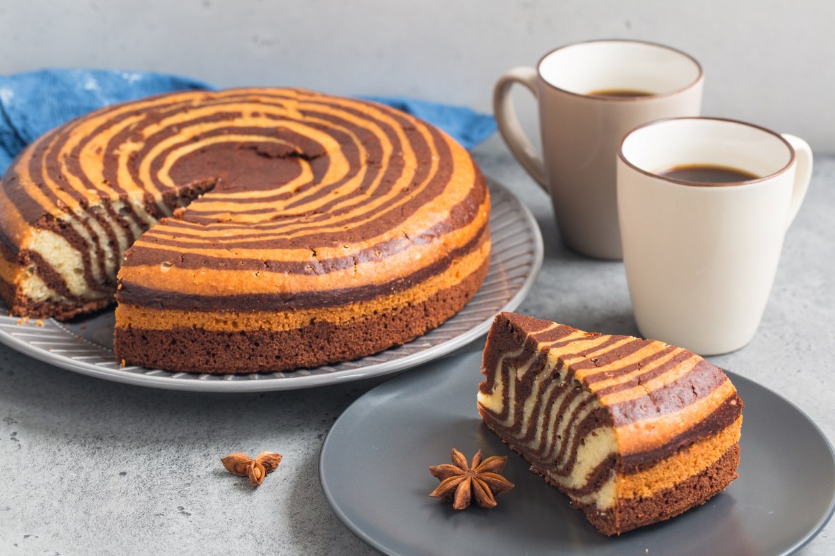 Zebra-Schokokuchen auf einem Teller.