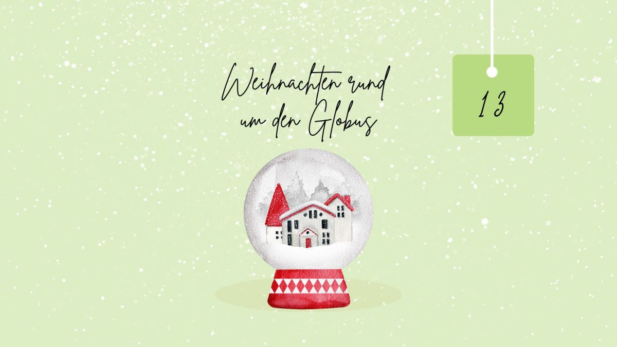 Weihnachten in anderen Ländern: Schneekugel auf grünem Untergrund mit Schriftzug 