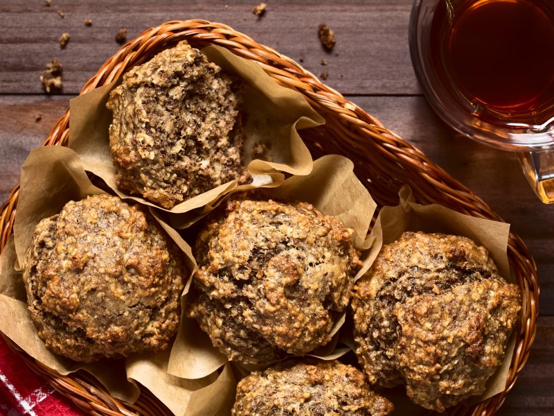 Korb mit Banane-Haferflocken-Muffins