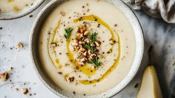 Schale Pastinakencremesuppe mit Haselnuss-Crunch