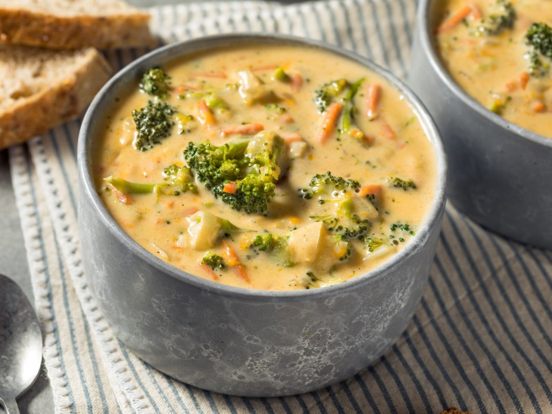 Eine Schüssel cremige Brokkoli-Cheddar-Suppe.