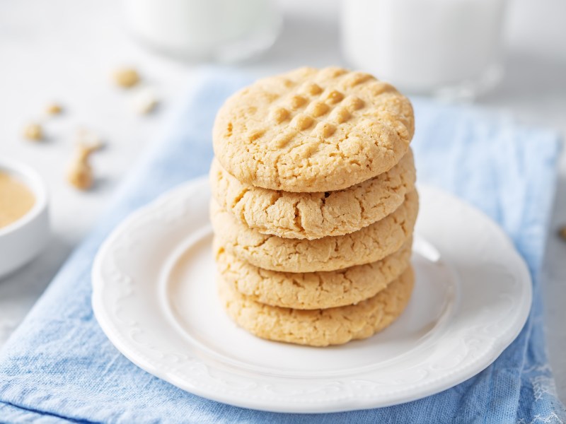 Ein Stapel Cashew-Butter-Cookies.