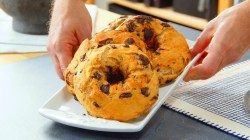 Chocolate Chip Bagels auf einem rechteckigen Teller.