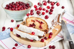 angeschnittener Cranberry-Mascarpone-Kuchen