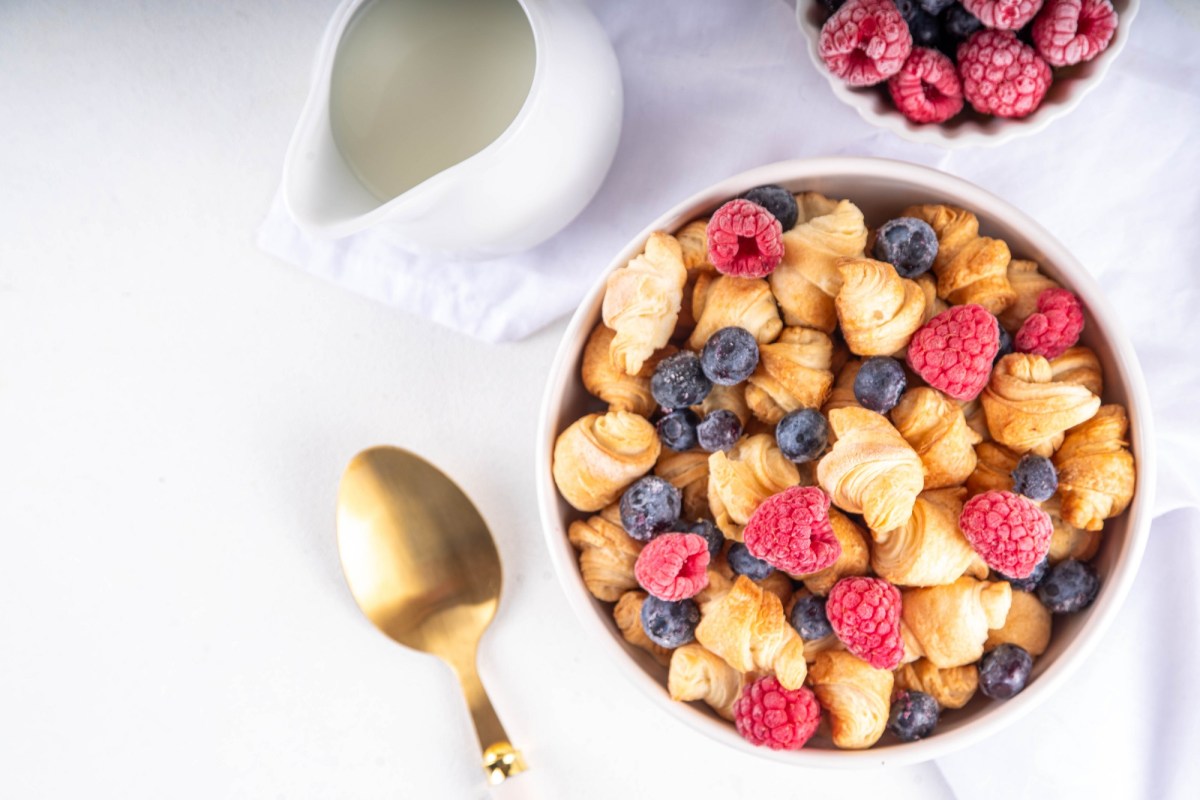 Eine Schüssel Croissant-Müsli mit Beeren.